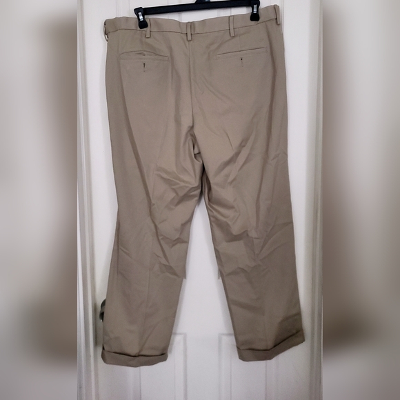 Dockers Khaki Pants Mens Size 40x30 Tan Pocket Pleated Front Relaxed Comfort Fit - Picture 2 of 9